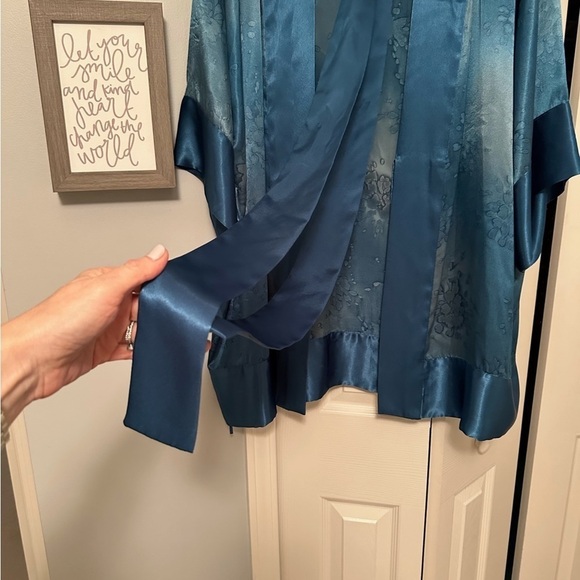 Victoria's Secret Blue Floral Robe - Picture 6 of 10